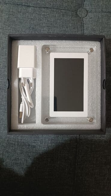 Акриловая цифровая фоторамка с IPS-экраном. Новая, ни разу не