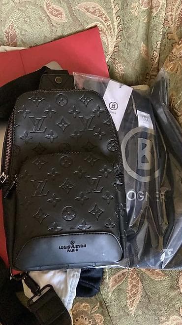 Барсетка Louis Vuitton, черный цвет. Стоимость: 3400 сом. - Материал