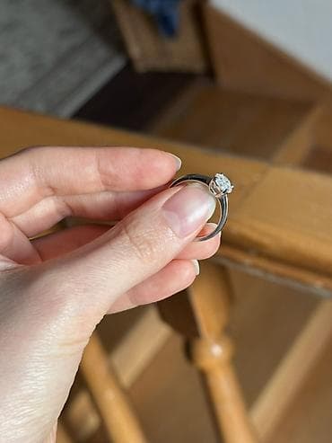 Золотые украшения: Элегантное обручальное кольцо с природным бриллиантом • Покупалось в — 8