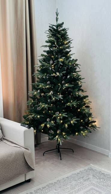 Искусственная новогодняя ель, двух видов одна одна светло зеленная