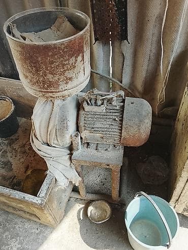 Компрессорлор: Электрическая зернодробилка/кормодробилка с бункером Описание: - — 1