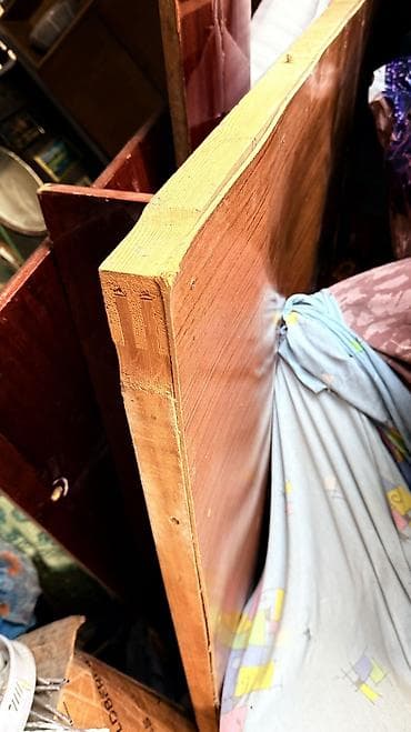 Офисная мебель: Продаю двуспальную кровать размером 1.40 на 1.80 В разобранном — 2