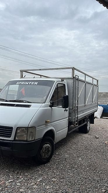 два авто: Легкий грузовик, Volkswagen, Стандарт — 1