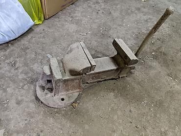 Тяжёлые слесарные тиски для верстака СССР - Материал: литой