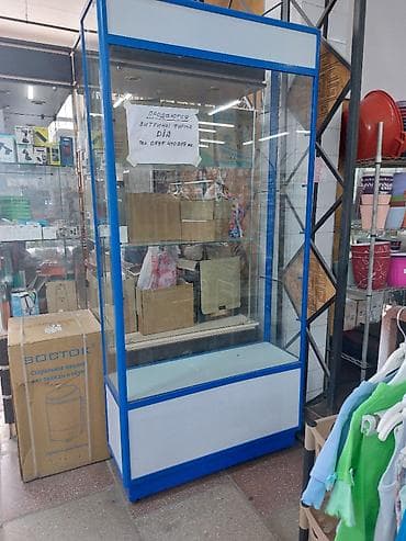 ниже: Торговая витрина из стекла с металлическим каркасом. - Конструкция — 2