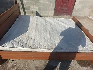 Двери и комплектующие: Продаётся б/у двуспальная кровать. матрац ортопедические.производство — 2