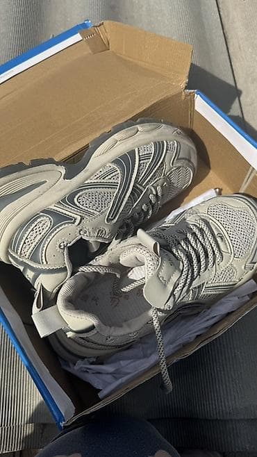 Кроссовки (2 пары) 1) Светло‑серые кроссовки в спортивно‑кэжуал