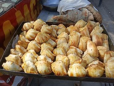 Азык-түлүктөр: Самса из тандыра формы, выпеченные в глиняном тандыре на дровах. - — 3