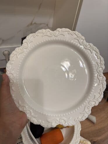 суп набор: Белая сервировочная посуда с рельефным барочным декором по краю — 3