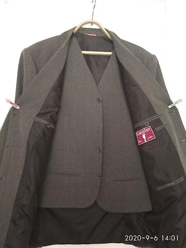 кастюм брюки: Мужской костюм. Цвет темно-серый, не выраженный рисунок. Тройка — 3