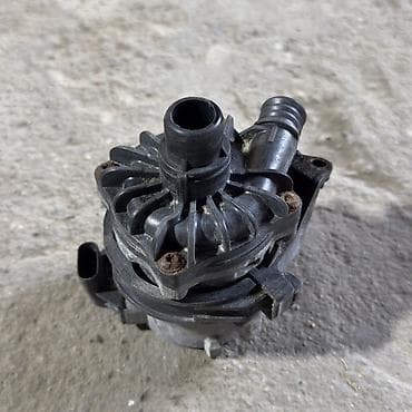 Транспорт: Помпа BMW 2017 г., Б/у, Оригинал, США — 2