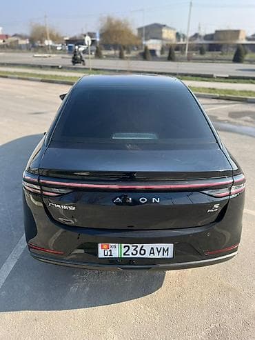 чере: Aion S Plus — полностью электрический седан в чёрном цвете. Кузов и — 4