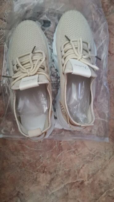 Женская обувь: Кроссовки 37 размер. Всего один выход, оказались малы. Качество очень — 1