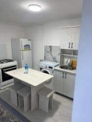 сдаю однокомнатную квартиру на долгосрочное: 1 бөлмө, Кыймылсыз мүлк агенттиги, Чогуу жашоосу жок, Эмерексиз, Жарым -жартылай эмереги бар — 1