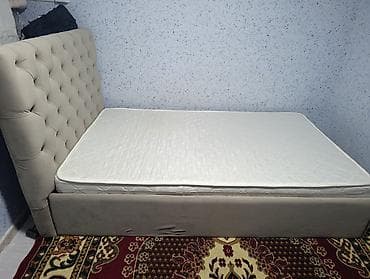 Комплектующие для мебели: Двуспальная кровать с мягким изголовьем и матрасом. - Размер — 1