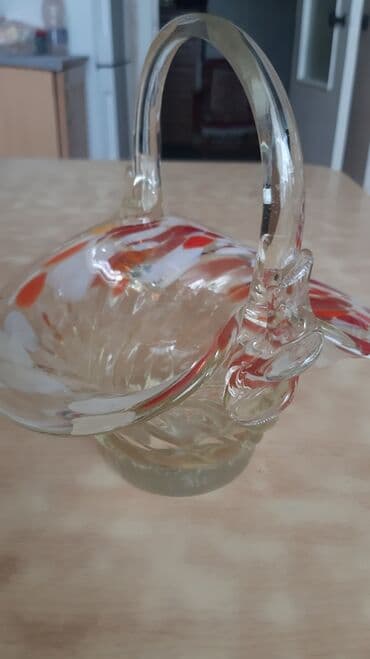 Продаю вазы сов.пр-во, цвет.стекло, без дефектов,цена каждой по 450с