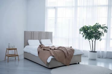 спальный матрас: Кровать с мягким изголовьем Мелиса, подойдет для спальни в современном — 1