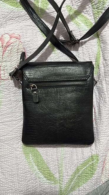 Клатчи: Сумка через плечо из черной фактурной кожи (тиснение под ящерицу). - — 2