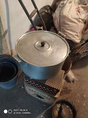 большой чайник: Большая алюминиевая кастрюля с крышкой. - Материал: литой алюминий — 1