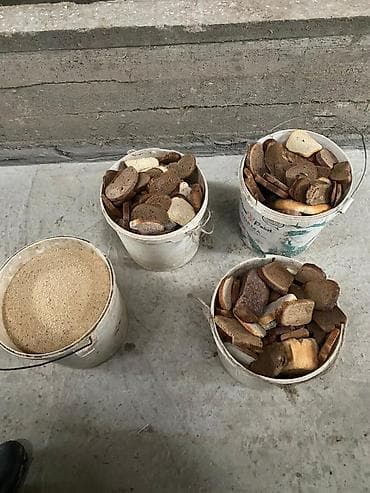 куплю корм для животных: Продаю Хлеб 🍞 есть и сухой и мягкий для скота — 8