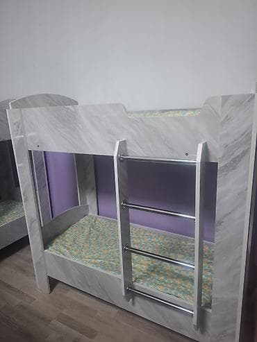 Офисная мебель: Двухъярусная кровать с вертикальной лестницей из хромированных труб — 1