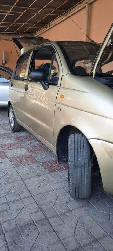 продаю в связи с переездом: Хэтчбек Daewoo Matiz в золотистом цвете, оснащенный бензиновым — 1