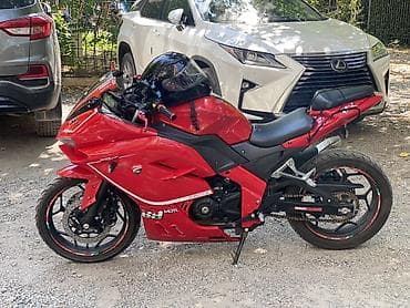 Мотоциклы: Спортивный мотоцикл в стиле sportbike, ярко‑красный. Основные — 4