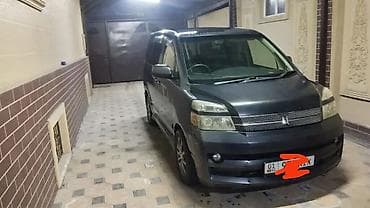 срочно продать машину: Toyota Voxy: 2005 г., 2 л, Вариатор, Бензин, Минивэн — 4