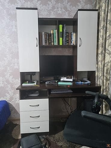 Балдар эмереги: Компьютердик үстөлү, Текчелери бар — 1