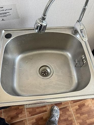 Кухонная мойка из нержавеющей стали с односекционной чашей и