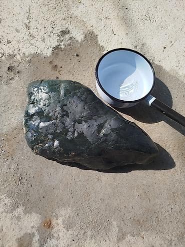 Үй жана бакча: Натуральный камень (морской/речной валун) тёмно‑зелёного цвета.Нефрит — 4