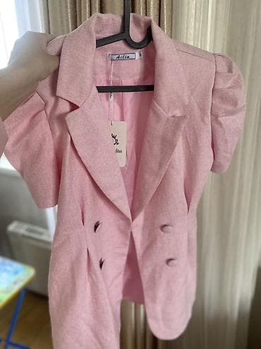 Женский жакет розового цвета с короткими рукавами. - Двубортный крой