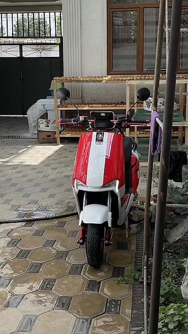 взрослый электрокар: Электроскутер (красно‑белый) в спортивном стиле - Электропривод — 5