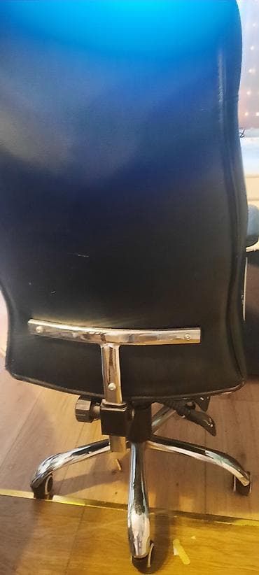 комп кресло: Офисное кресло, Б/у, С колесиками, цвет - Черный, Экокожа — 2