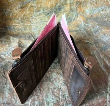 Киреге берилүүчү кийимдер: Кожаный кошелёк/портмоне, коричневый. Особенности: - Материал — 3