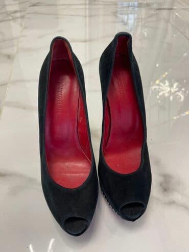 Продаю очень красивые туфли. Размер 38. Подойдёт на 38,5