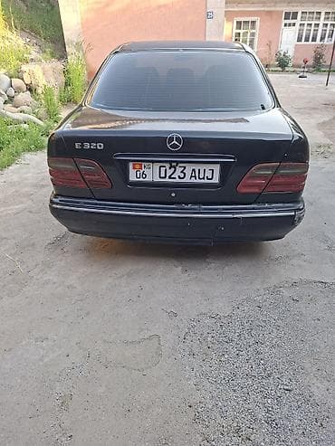значки на мерседес: Mercedes-Benz E-Class: 2000 г., Седан — 6