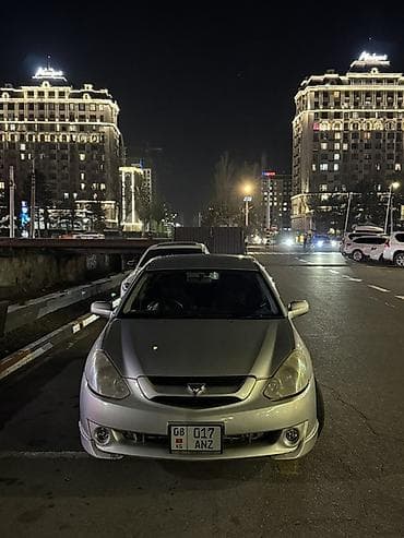 Продается компактный пятидверный хэтчбек серебристого цвета. Правый