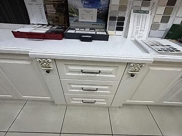 Кухонный гарнитур в классическом стиле с фасадами кремово-белого цвета