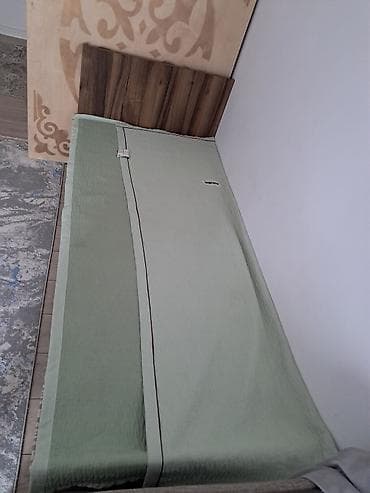 small table: Односпальная кровать с мягким изголовьем и наматрасником - — 1