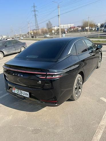 чере: Aion S Plus — полностью электрический седан в чёрном цвете. Кузов и — 3