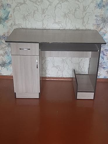 Стол для компьютера письменный, парта. Всё работает, дверцы и ящик