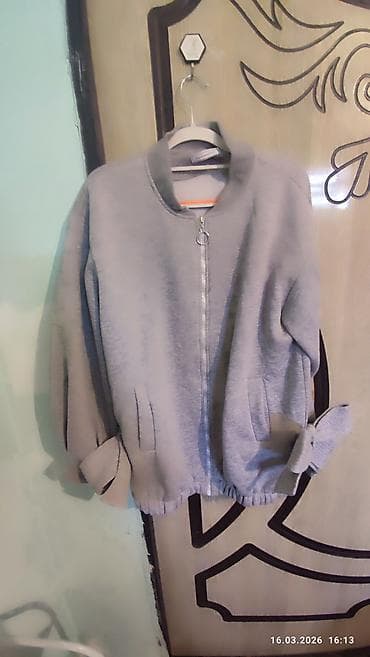 Шубы: Женская одежда — набор из 3 изделий. 1) Свитшот/бомбер серого цвета — 2