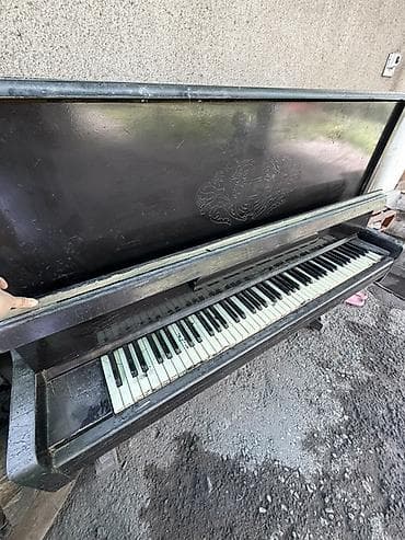 third edition solution: Вертикальное пианино (акустическое), черный корпус с резным — 1