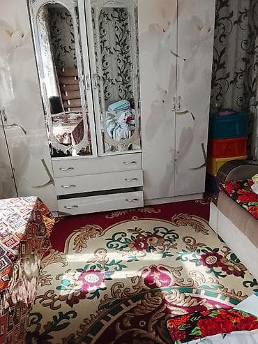 прихожая с зеркалом: Спальный гарнитур в светлой глянцевой отделке с цветочным принтом — 1