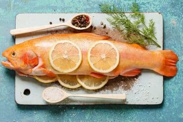 малек рыбы: Рыба на гриле в решётке - Цельная рыба, подготовленная для жарки — 2