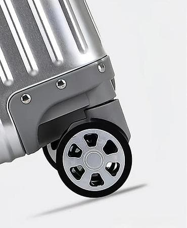 samsung galaxy note 21: Чемодан на 4 колёсах, серебристый цвет. Особенности: - Корпус из — 2