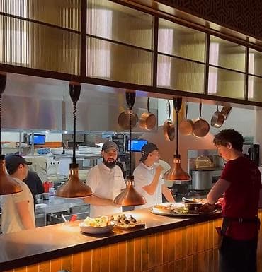 Открытая профессиональная кухня ресторана с горячей линией и раздачей