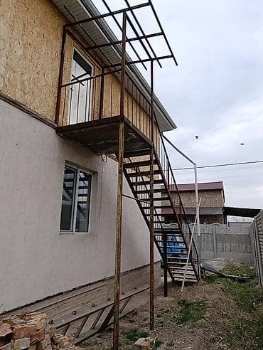 шкаф 3 дверный с зеркалом: Металлическая лестница Наружные, Форма лестницы: Прямая — 2