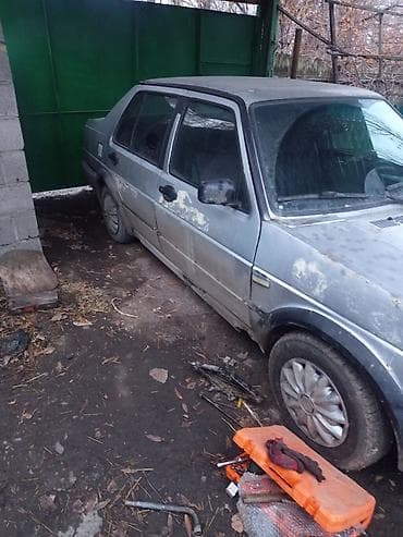 колёса на авто: Автомобиль седан, серебристый цвет, 4 двери. Основные особенности: - — 6